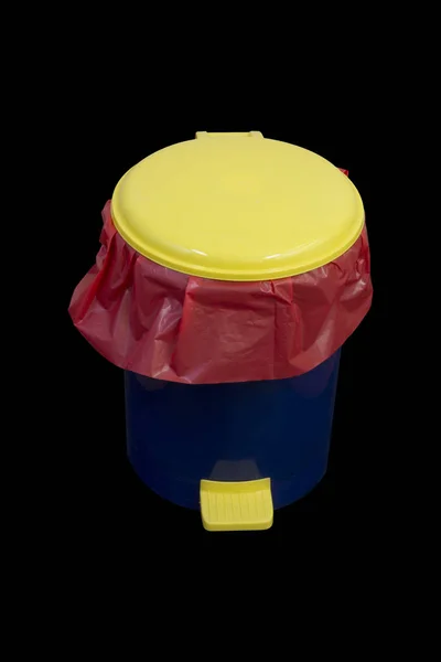 Bote de basura selectivo con pedal de plástico negro con tapa azul abierta sobre fondo negro con trayectoria de cifrado — Foto de Stock