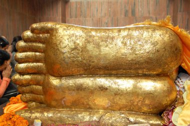 Mahaparinirvana Tapınağı Kusinara veya Kushinagar Uttar Pradesh Hindistan'da Buda altın heykeli.