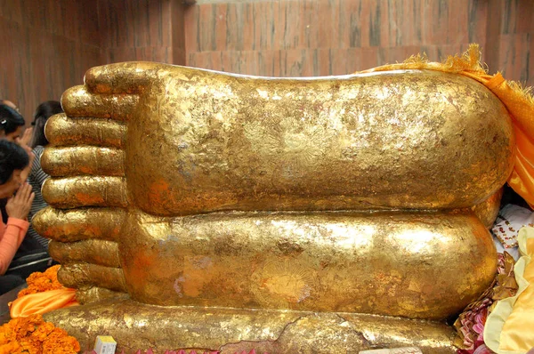 Mahaparinirvana Tapınağı Kusinara veya Kushinagar Uttar Pradesh Hindistan'da Buda altın heykeli.
