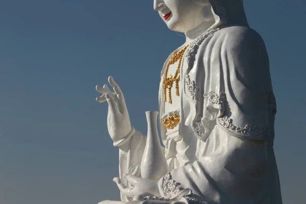 Kuan Yin obraz Buddhy s jasné oblohy zázemí. — Stock fotografie