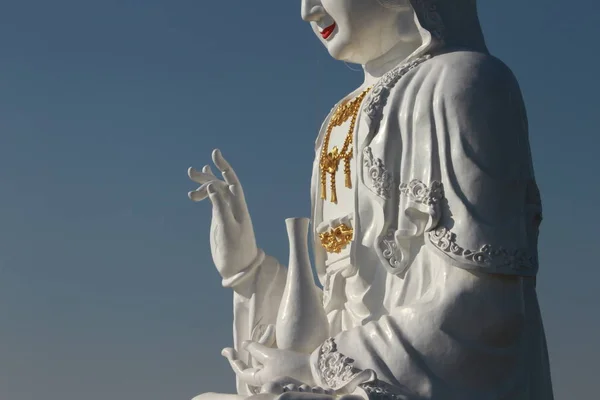 Kuan Yin imagen de buddha con cielo despejado en el fondo . — Foto de Stock