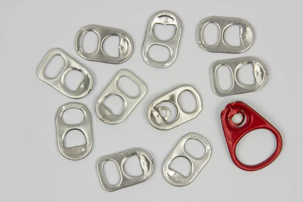 Övre vy av aluminium ring dra på vitt papper bakgrund. — Stockfoto