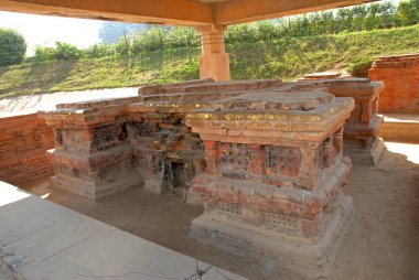 Sarnath antik kentinin tapınak ve Budist stupas
