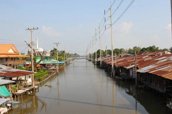 The waterfront wooden house on the canal has a wooden bridge wit — Stock Photo, Image