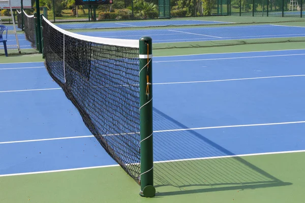 屋外のテニスコート(昼間はネット付き) — ストック写真