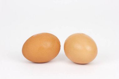 beyaz zemin üzerinde iki yumurta.