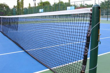 Tenis net ve mavi kort.