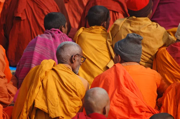 Mężczyźni modlący się w parku w pobliżu świątyni buddyjskiej — Zdjęcie stockowe
