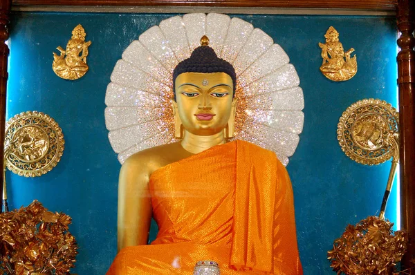 Zlatý Buddha uvnitř Mahabodhi chrámu, Bodhgaya, Bihár, Indie. — Stock fotografie