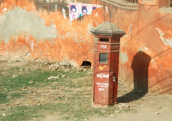 Pole pocztowe przed Urzędem pocztem w Leh, Indie. — Zdjęcie stockowe