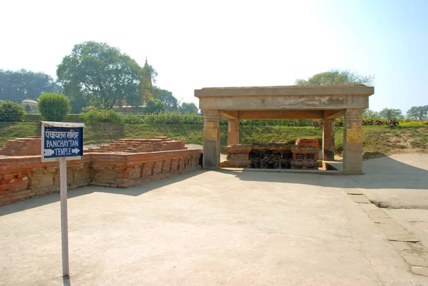 Świątynia i buddyjskie stup starożytnego miasta Sarnath — Zdjęcie stockowe