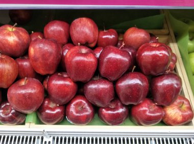 Süpermarkette satış raflarında Taze olgun kırmızı elma.