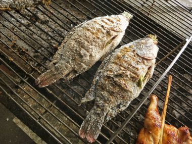 pazar yerinde bir kömür ızgara üzerinde ızgara balık.