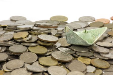 Tayland para para ları ve faturası gemilere katlanmış. Origami sanatı. Beyaz arka planda Tayland Para.