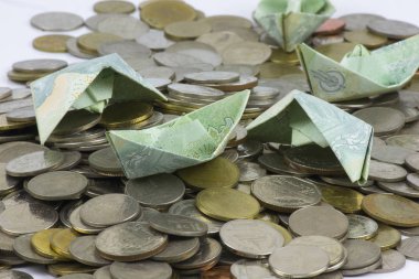 Tayland para para ları ve faturası gemilere katlanmış. Origami sanatı. Beyaz arka planda Tayland Para.