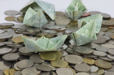 Tayland para para ları ve faturası gemilere katlanmış. Origami sanatı. Beyaz arka planda Tayland Para.