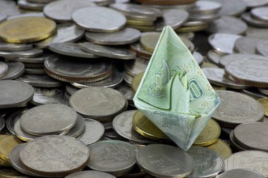 Tayland para para ları ve faturası gemilere katlanmış. Origami sanatı. Tayland'dan para.