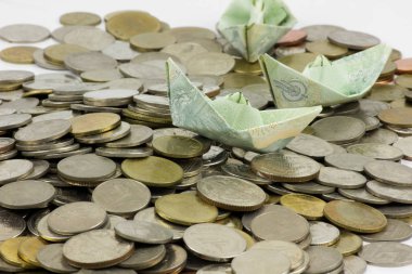 Tayland para para ları ve faturası gemilere katlanmış. Origami sanatı. Beyaz arka planda Tayland Para.