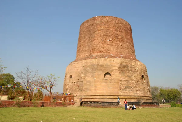 Templo e stupas budistas da antiga cidade de Sarnath — Fotografia de Stock