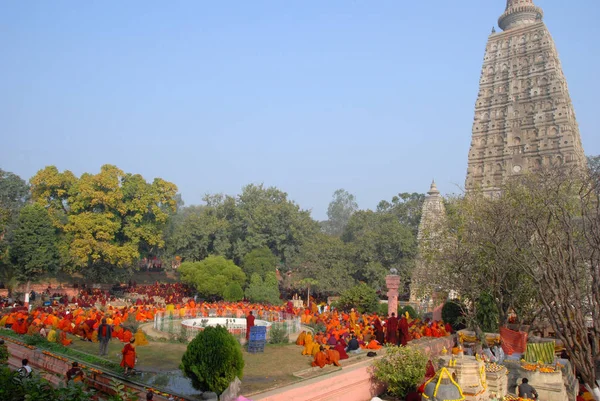 Män som ber i en Park nära det buddhistiska templet — Stockfoto