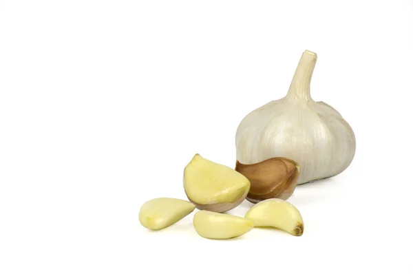 Frischer Knoblauch auf weißem Hintergrund mit Cipping Pfad. — Stockfoto