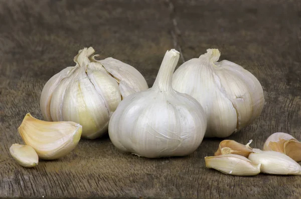 Frischer Knoblauch zum Kochen auf Holzböden. — Stockfoto