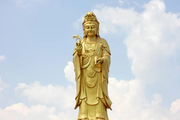 Estátua Golden Guanyin Fundo Céu Claro — Fotografia de Stock