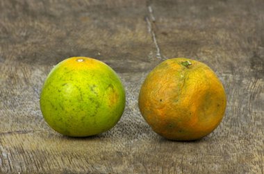 ahşap zeminlerde taze ve hasarlı portakal.