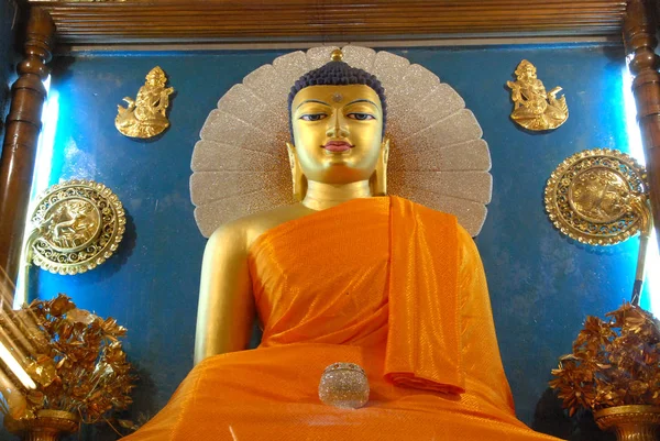 Zlatý Buddha uvnitř Mahabodhi chrámu, Bodhgaya, Bihár, Indie. — Stock fotografie