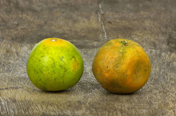 ahşap zeminlerde taze ve hasarlı portakal.