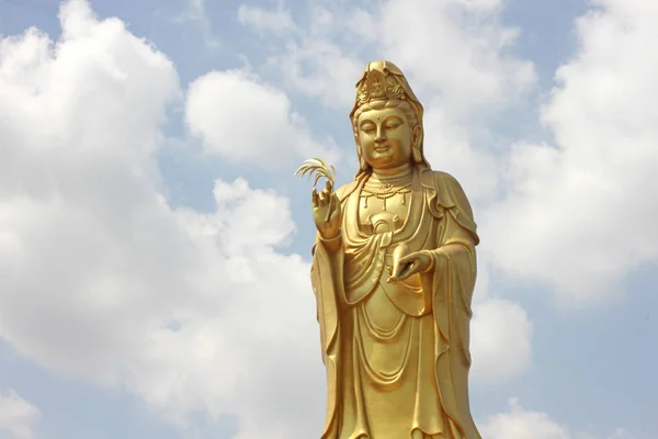 Gouden Guanyin Standbeeld Een Heldere Hemel Achtergrond — Stockfoto