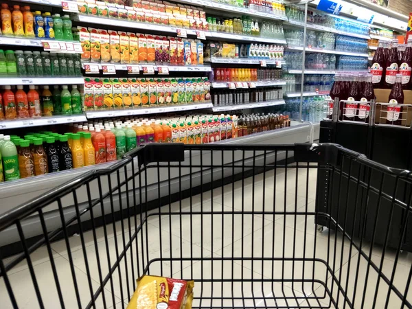 Carrito de compras en supermercado. — Foto de Stock