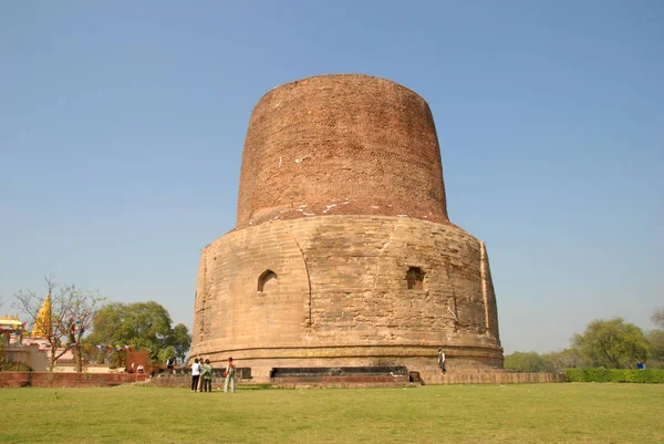 Sarnath antik kentinin tapınak ve Budist stupas