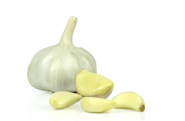 Fresh garlic on white background with cipping path. — Stock Photo, Image