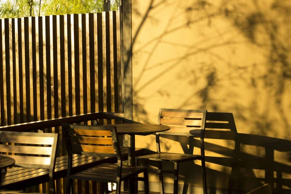 Mesa de terraza con cafetería para ver la puesta de sol . — Foto de Stock