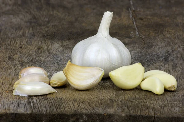 Frischer Knoblauch zum Kochen auf Holzböden. — Stockfoto