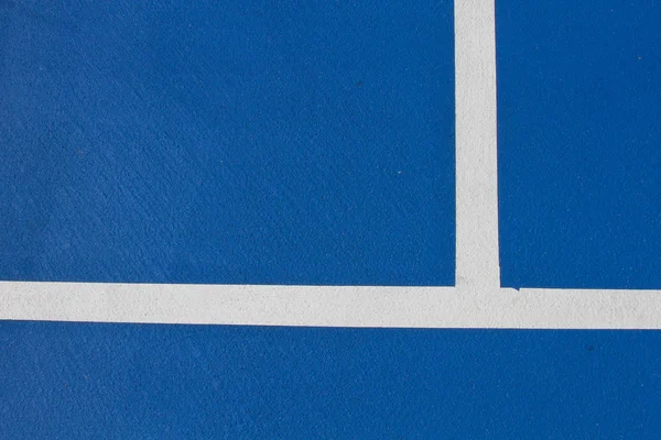 Niebieski kort tenisowy trening z białą linią, widok z góry — Zdjęcie stockowe