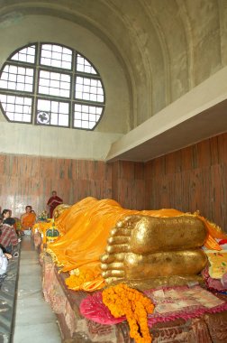 Bodh gaya, Hindistan - 8 Şubat 2006: Mahaparinirvana Tapınağı Kusinara veya Kushinagar Uttar Pradesh Hindistan'da Buda altın heykeli.