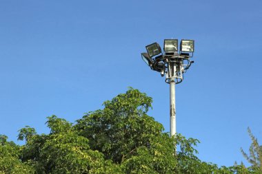 Spotlig spot ları bahçede ve mavi gökyüzü 