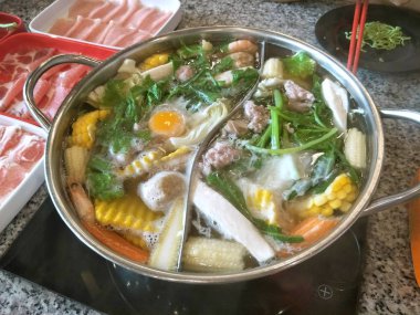 Kazanda Shabu Mantarsukiyaki, sıcak çorba. 