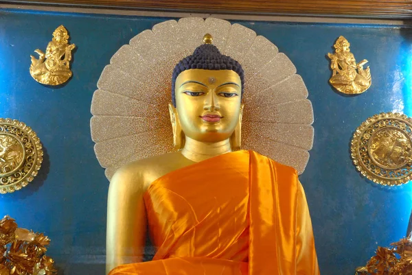 Buda de ouro dentro Mahabodhi Temple, Bodhgaya, Bihar, Índia . — Fotografia de Stock