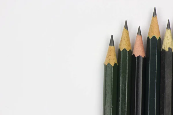 흰색 종이 배경에 선명한 연필. — 스톡 사진