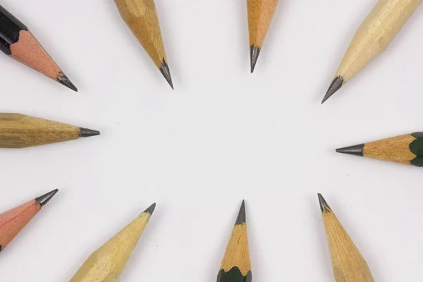Μολύβι με όξυνση στο φόντο λευκού χαρτιού. — Φωτογραφία Αρχείου