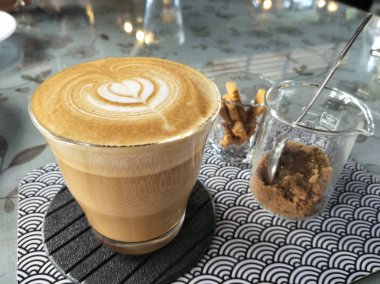Beyaz fincan üzerinde Morning Coffee latte, ahşap masa üzerinde bir kahve dükkanı kafe.