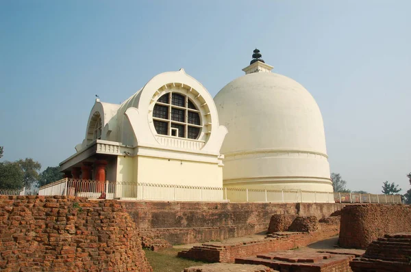 Hindistan'ın Kusinaga şehrinde buda nirvana yeri taklit pagoda