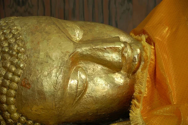 Mahaparinirvana Tapınağı Kusinara veya Kushinagar Uttar Pradesh Hindistan'da Buda altın heykeli.