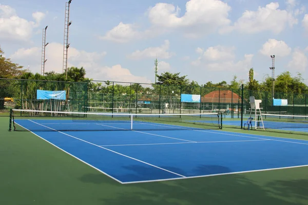 Gün ışığında net ile tenis kortu açık havada