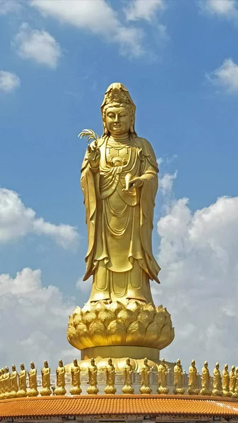 Estatua Guanyin Oro Sobre Fondo Cielo Claro — Foto de Stock