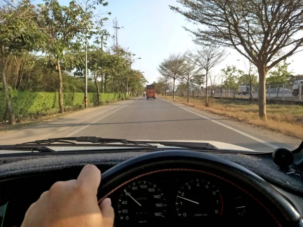 Manos Que Conducen Coche Encendido Volante Coche Camino Vacío Del —  Fotos de Stock