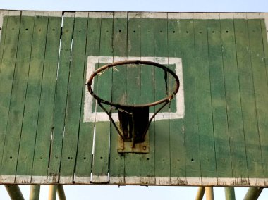 Mavi gökyüzü arka plan karşı eski sepet çember.